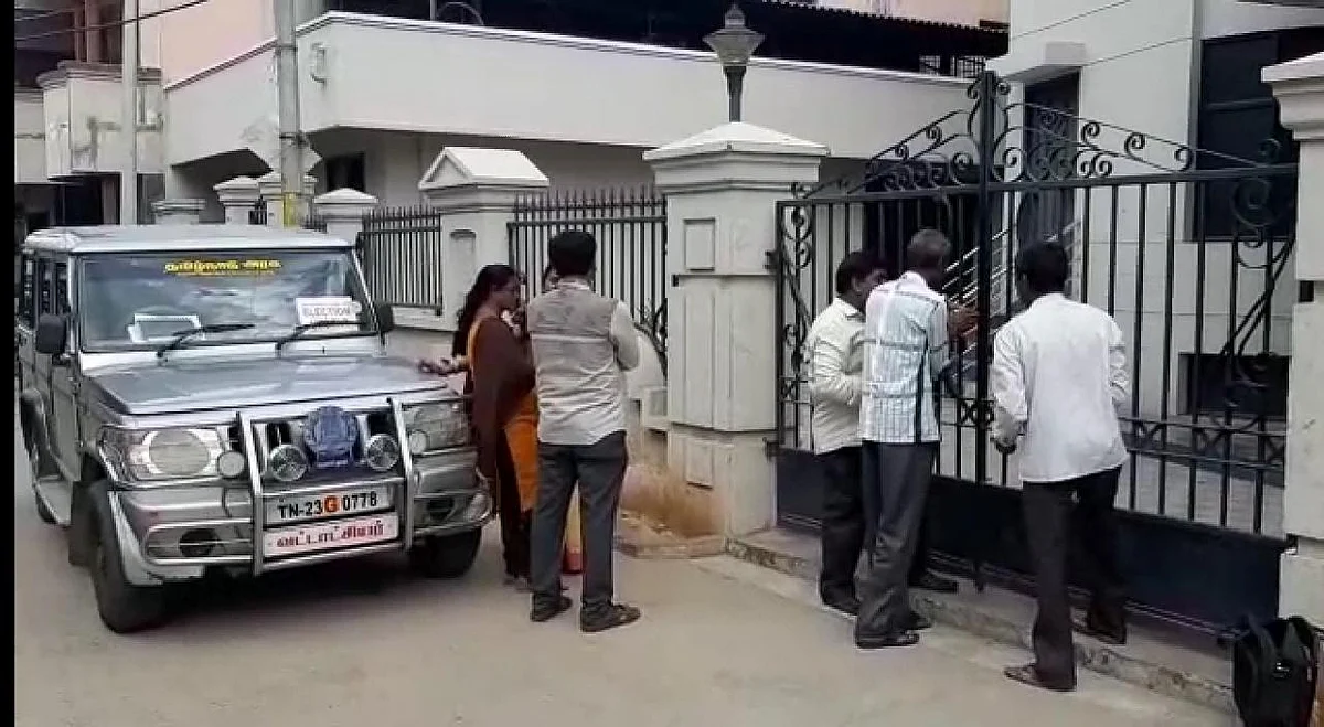 ‘சீல்’ வைத்த அதிகாரிகள்