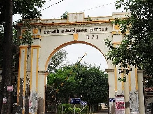 பள்ளிகளில் சாதிப்பெயர் பலகைகளை நீக்க அரசு உத்தரவிடுமா? #MyVikatan
