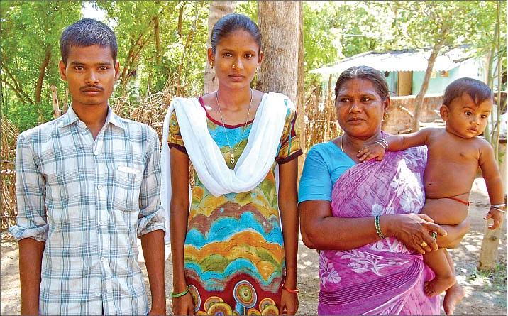 குடும்பத்தினருடன் மெர்லின் ஜீவிதா