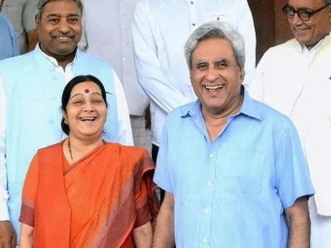 `46 ஆண்டுகளாக உன் பின்னால் ஓடிக்கொண்டிருக்கிறேன்' - சுஷ்மா குறித்து காதல் கணவர் உருக்கம்!