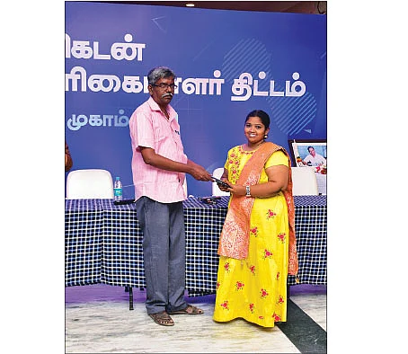 பரிசு அளிக்கும் விகடன் வாசகர் பா.சத்தியநாராயணன்