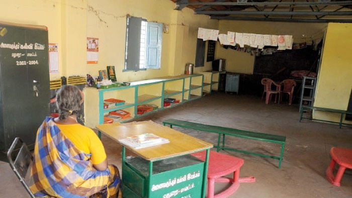 ஓர் அரசுப் பள்ளி, இரண்டு மாணவர்கள். அவர்களும் லீவ்! - தனியொருவராகத் தலைமை ஆசிரியர்...