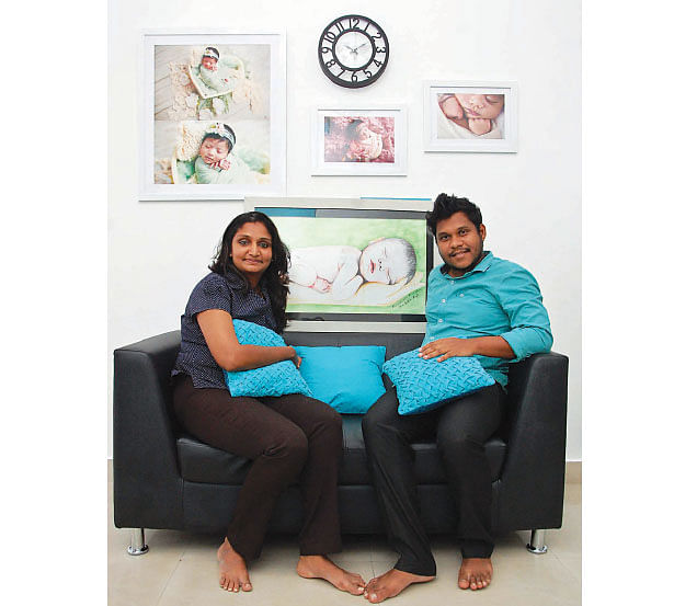 மகளின் உருவம் ஓவியமாக..., கணவருடன்...