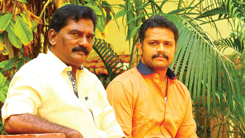 மகனுடன் வேல.ராமமூர்த்தி