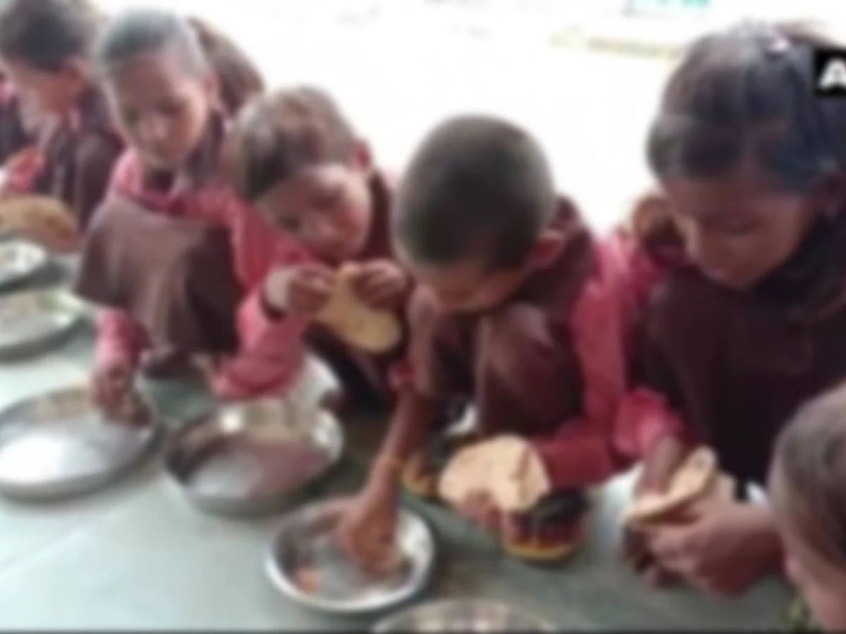 பெயரோ சத்துணவு; வழங்கப்படுவதோ ரொட்டி, உப்பு! - இது உத்தரப்பிரதேச அவலம்