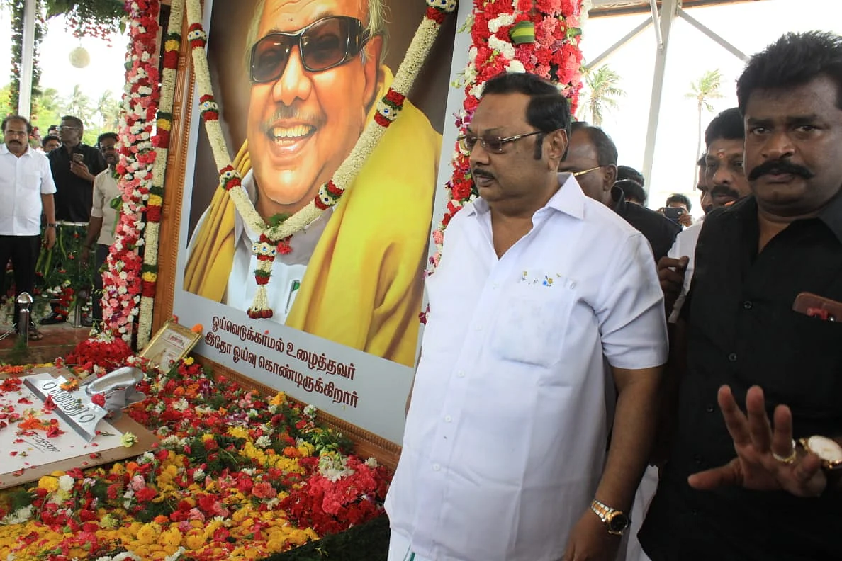 சமாதியில் மு.க.அழகிரி