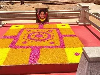 `நீ தான் தினமும் ஜெயலலிதா சமாதியை மலர்களால் அலங்கரிக்கணும்!'- இளைய மகனிடம் பணியை ஒப்படைத்த ஓபிஎஸ்