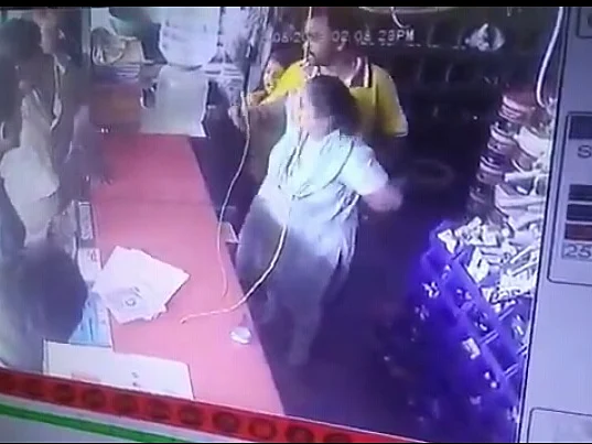 `300 ரூபாயெல்லாம் ஒரு காசா?' - திருப்பூர் கடை உரிமையாளரைத் தாக்கிய வி.ஹெச்.பி நிர்வாகிகள்