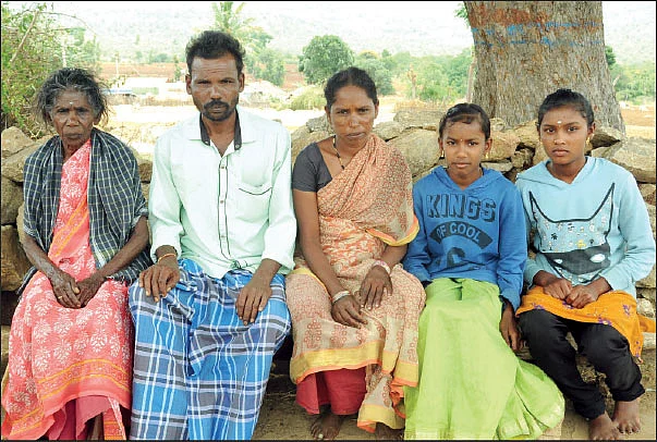 குடும்பத்தினருடன் பசுவண்ணா