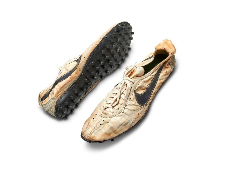 How to: வெள்ளை ஷூக்களை பளிச்சிடச் செய்வது எப்படி? | How To Clean White Shoes?