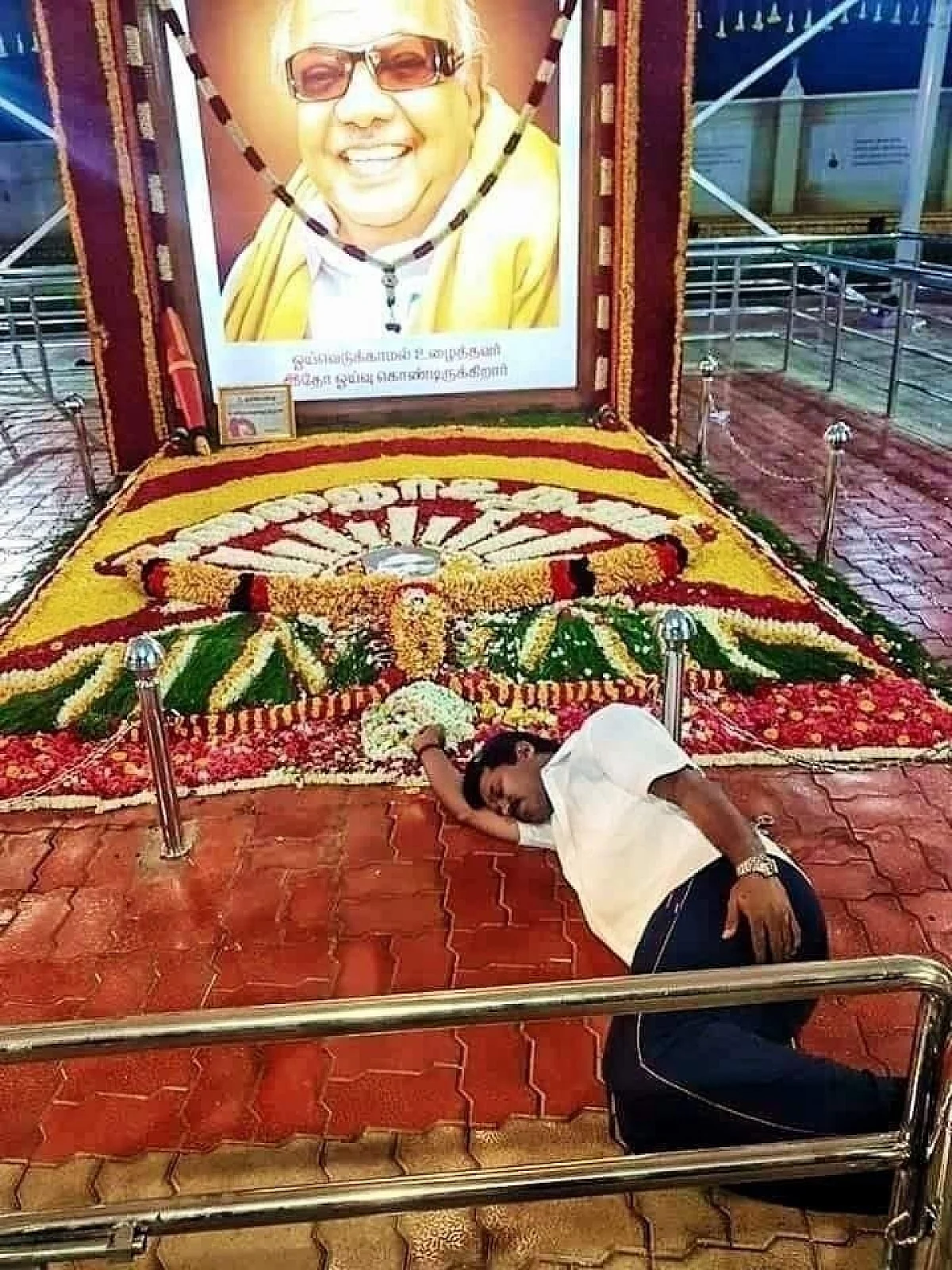 கருணாநிதி சமாதியில் நித்யா