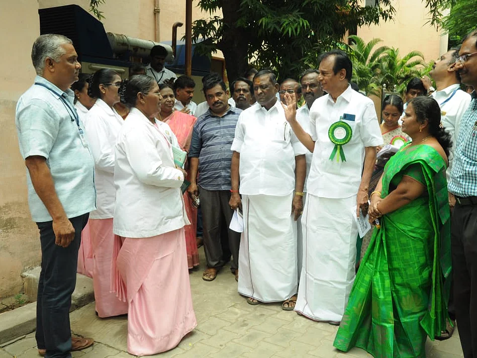 `என்கிட்டயே பிளாஸ்டிக் ஃபைலை நீட்டுறீங்களே..!' - மருத்துவர்களிடம் கடுகடுத்த செம்மலை எம்.எல்.ஏ