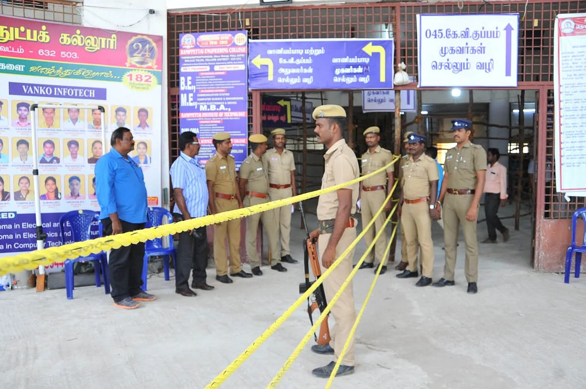 போலீஸ் பாதுகாப்பு