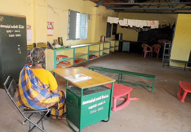 கஷ்டத்தில் காமராஜர் காலத்துப் பள்ளி! - இரண்டே மாணவர்கள்... அவர்களையும் காணோம்!
