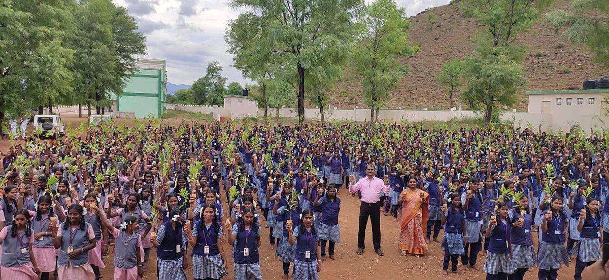 Munusamy with students