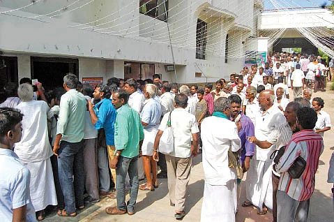 டீகம்போஸர் வாங்க வரிசையில்
ஆர்வமோடு நிற்கும் விவசாயிகள்