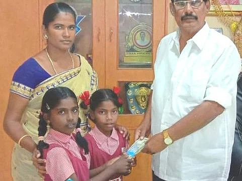 `தொலைச்சவங்க மனசு என்ன பாடுபடும்!'- சாலையில் கிடந்த 50 ஆயிரத்தை ஆசிரியரிடம் கொடுத்த மாணவிகள்
