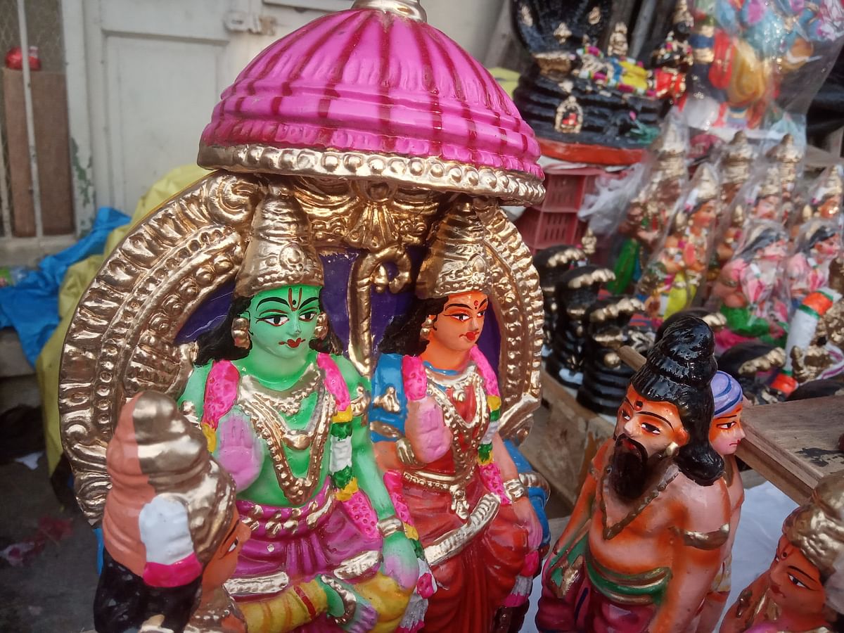 அத்திவரதர், நரசிம்மர், சக்கரத்தாழ்வார்... களைகட்டும் கொலு பொம்மை விற்பனை!