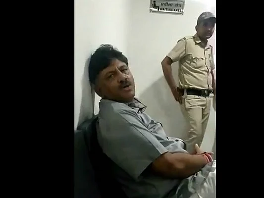 ரூ.429 கோடி கணக்கில்காட்டாத பணம்! - காங்கிரஸின் டி.கே.சிவக்குமாருக்கு ஏன் இந்த நிலை?