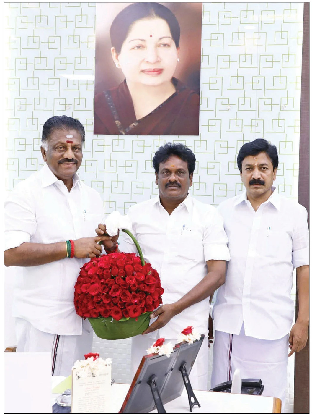 ஓ.பி.எஸ்-ஸுடன் முத்தமிழ்செல்வன்