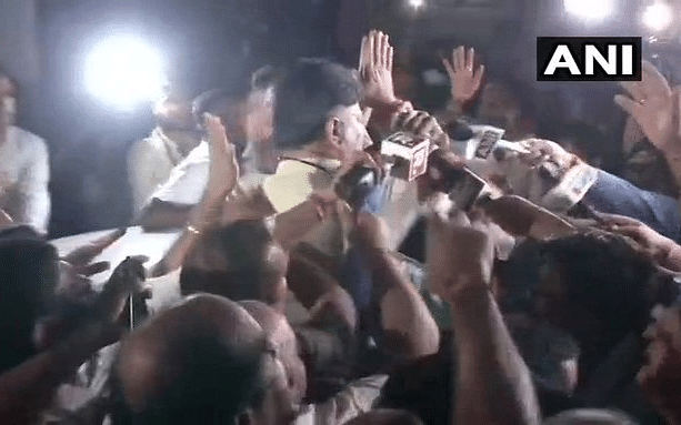 ``அவர் வெளியே வரும் செய்திதான் மகிழ்ச்சி தரும்!” - எடியூரப்பாவின் சிவகுமார் பாசம்