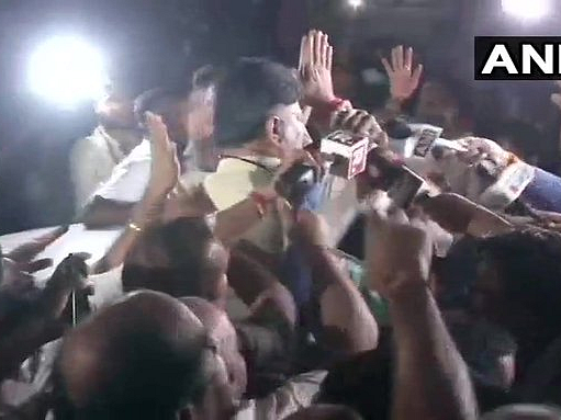 ``அவர் வெளியே வரும் செய்திதான் மகிழ்ச்சி தரும்!” - எடியூரப்பாவின் சிவகுமார் பாசம்