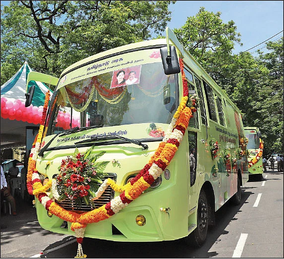 கூழாக்கும் இயந்திரம் உள்ள பேருந்து...