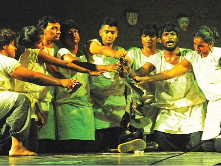காலுக்குக் கீழ் இரு போதிமரங்கள்!