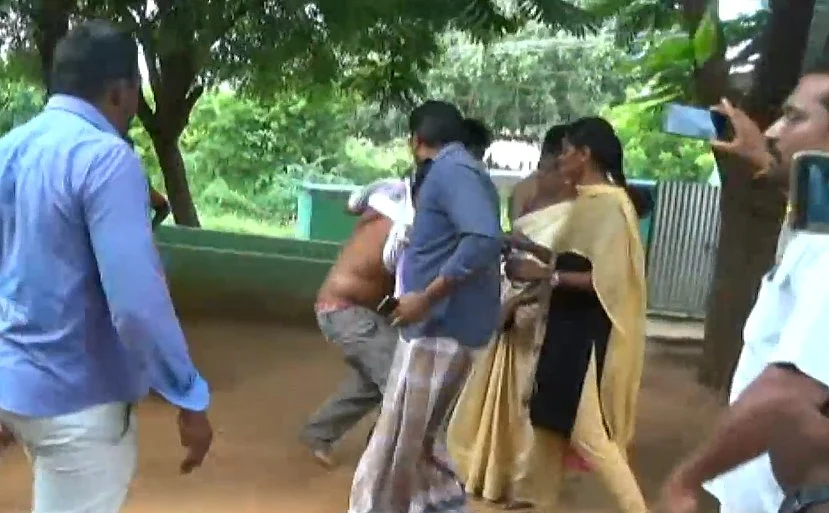 ஆசிரியரை தாக்கிய ஊர் மக்கள்