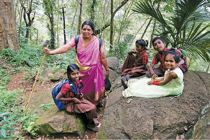 படகு வலித்து... மலைப்பாதை கடந்து... ஏன் இந்தப் பயணம்!