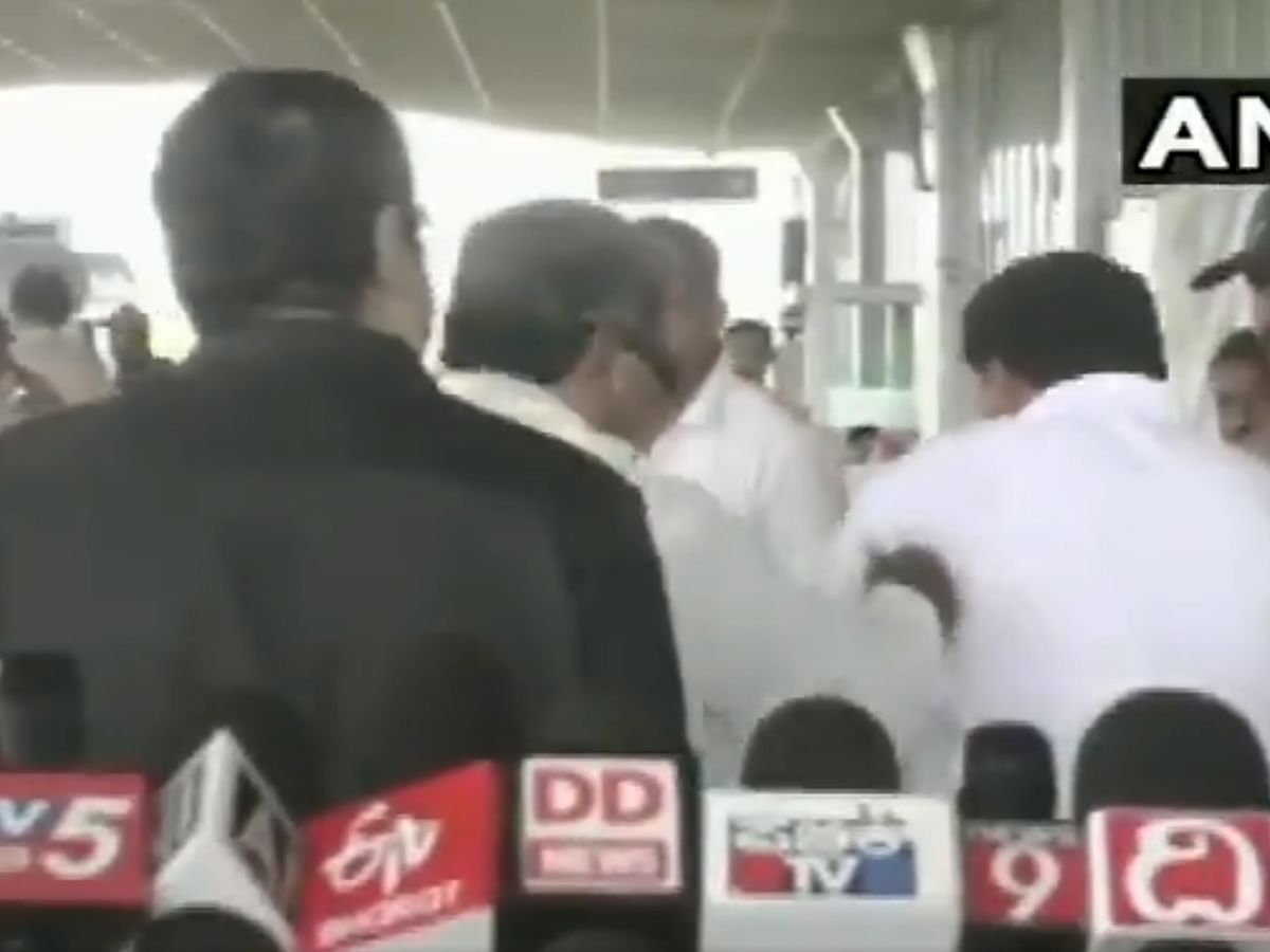 உதவியாளருக்கு `பளார்’ விட்ட சித்தராமையா - வைரலாகும் வீடியோ