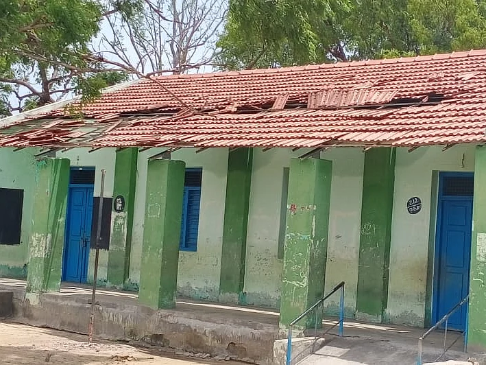 தமிழ்நாட்டில் சேதமடைந்த நிலையில் 5,583 பள்ளிக் கட்டடங்கள்! - அரசின் நடவடிக்கை என்ன?