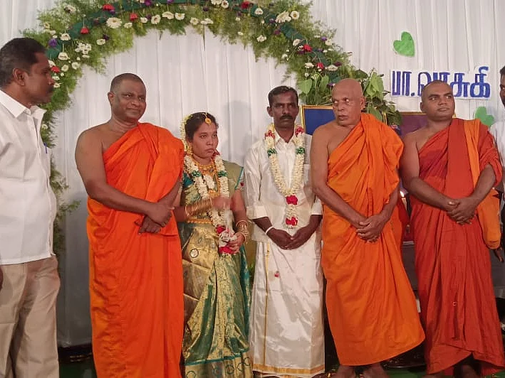 ` தண்ணீர், நூல், அரசமர இலைகள்!' - பெரியகுளத்தில் இப்படியும் ஒரு திருமணம்