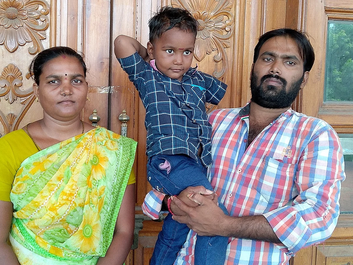 `துண்டிக்கப்பட்ட கையில எலும்பு வளருது சார்..!' - குழந்தையின் சிகிச்சைக்காகக் கலங்கிய சேலம் பெற்றோர்