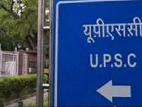 `இந்தச் சமூகத்தில் எங்கள் பங்கு அதிகம் வேண்டும்!` - UPSC தேர்வில் வெற்றிபெற்ற விழிச்சவால் ஆசிரியை