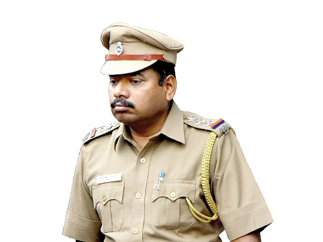 வணக்கம் சொன்னால் பளார்... திருநங்கைக்கு அடி உதை...