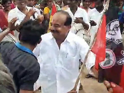 நடனமாடி வாக்கு சேகரித்த தமிழக அமைச்சர்! - கலகலக்கும் விக்கிரவாண்டி இடைத்தேர்தல்