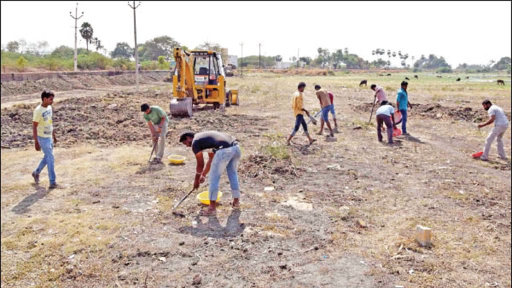 ஏரியைத் தூர்வாரும் பொதுமக்கள்