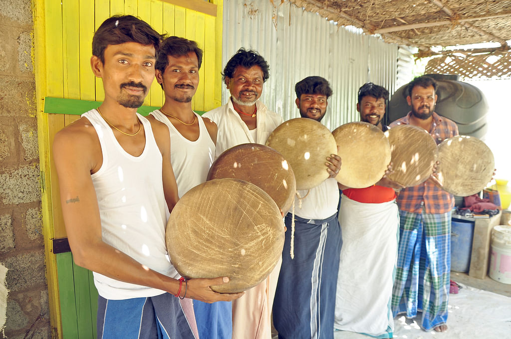முத்துப்பாண்டி, ராஜ்குமார் நண்பர்களுடன்