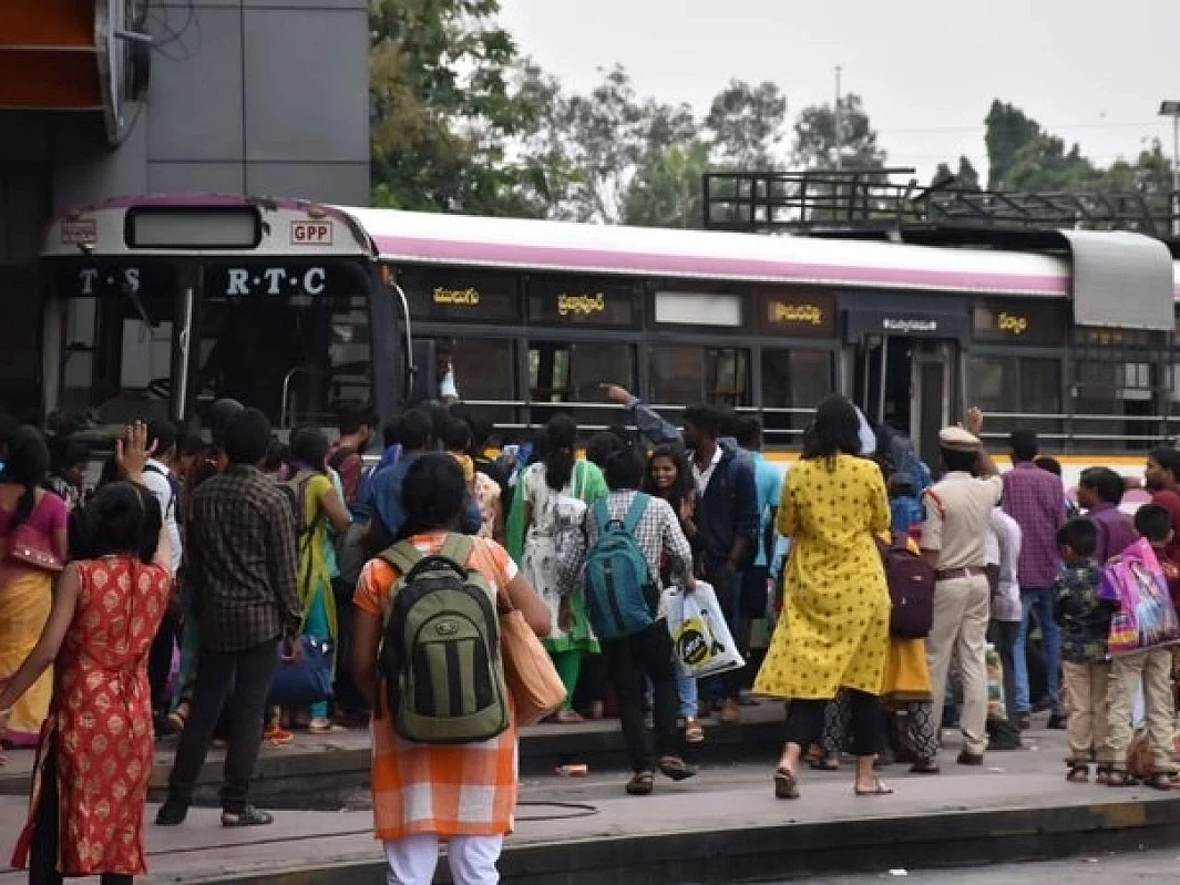 அரசு பஸ்ஸில் பயணிக்க பயம்; உயிரைப் பறிக்கும் விபத்துகள்! - ஊழியர்கள் போராட்டத்தால் திணறும் தெலங்கானா
