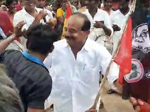 ` சலங்கையைக் கட்டுனா, மணிக்கணக்கா ஆடுவேன்!’ - விக்ரவாண்டியில் நடனமாடிய அமைச்சர் கருப்பணன்