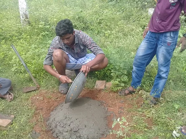 கைவிடப்பட்ட குழியை மூடும் பணி