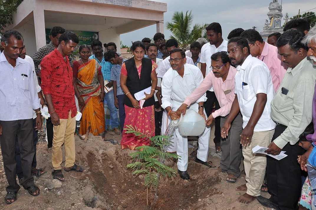 மரக்கன்றுகள் நடும் விழாவில் நீதிபதி மோகன்ராம்