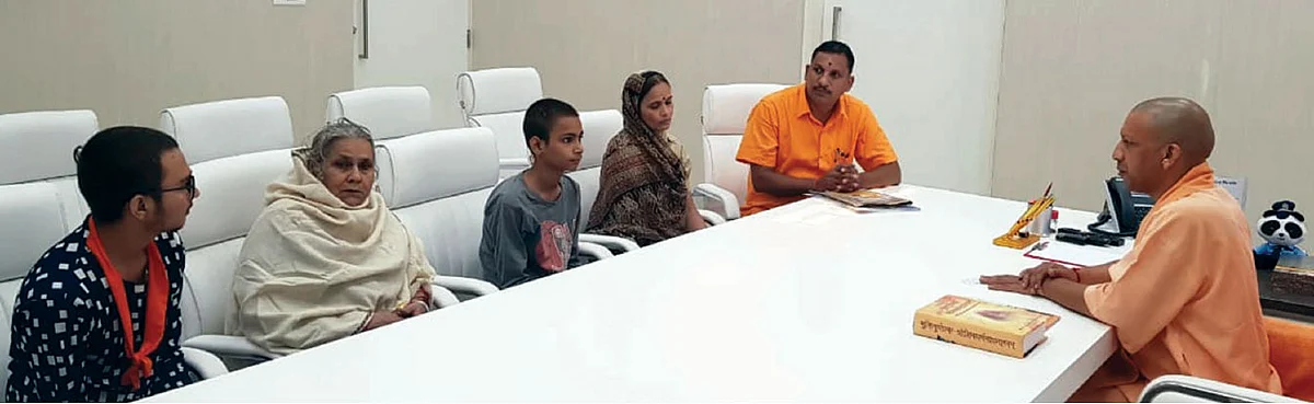 கமலேஷ் திவாரி குடும்பத்தினருக்கு ஆறுதல் கூறும் யோகி ஆதித்யநாத்