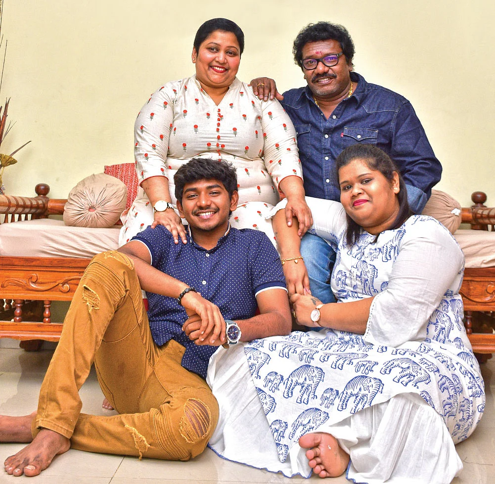 குடும்பத்துடன் கருணாஸ்