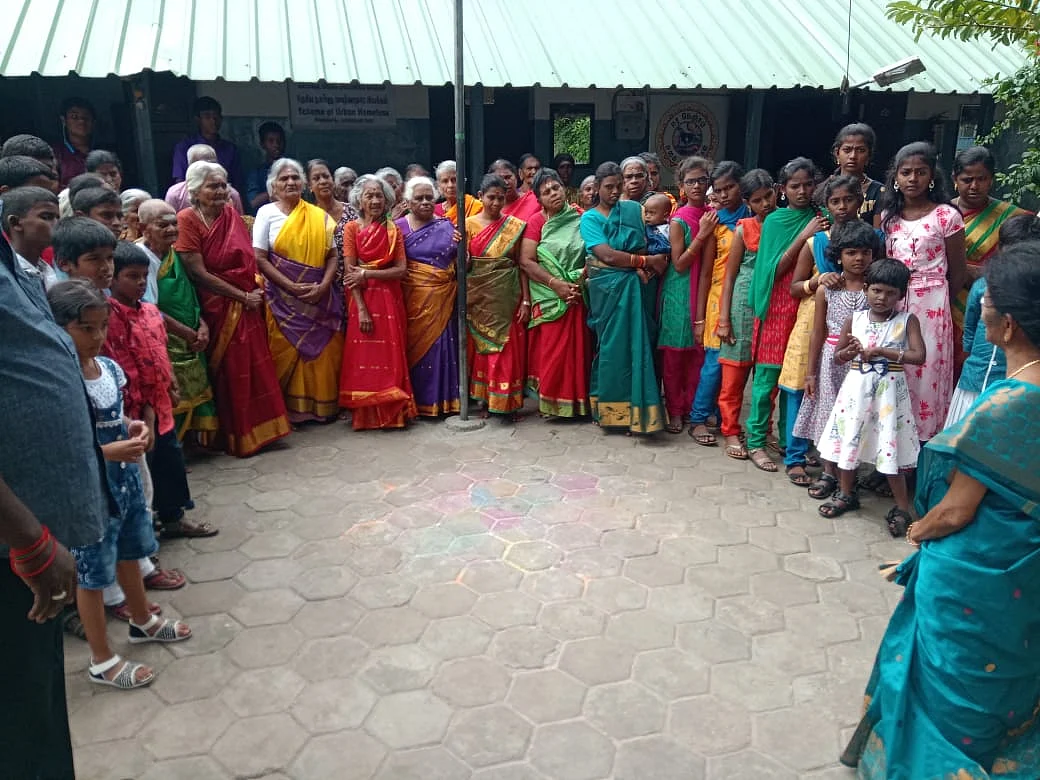 `மீண்டு வா சுர்ஜித்’ - கோவையில் ஆதரவற்றோர் முதியோர், குழந்தைகள் பிரார்த்தனை