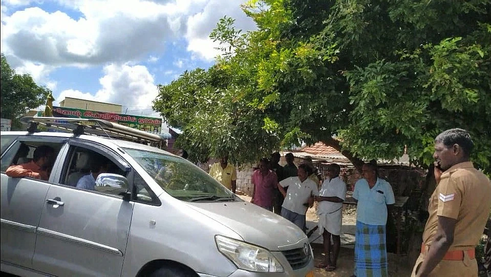 காரில் விரட்டும் போலீஸார்