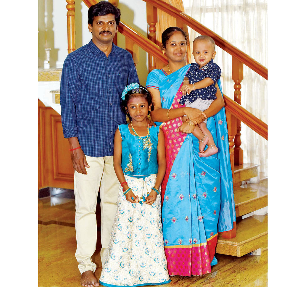 குடும்பத்துடன் இயக்குநர் ஏ.ஆர்.கே.சரவணன்