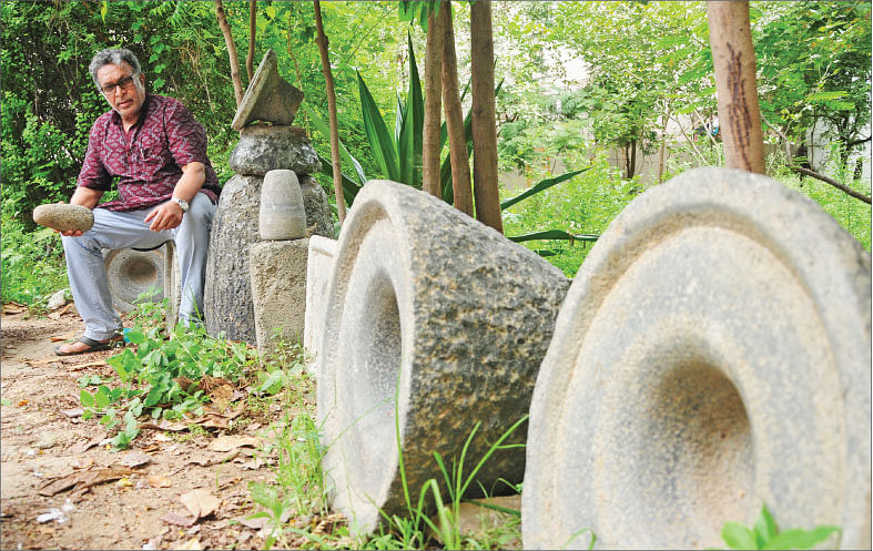 உரல், அம்மி உள்ளிட்ட பழைய பொருள்களுடன்