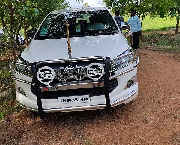 வீட்டின் அருகே நின்ற கார்